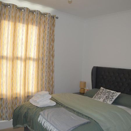 Two Bedroom Apartment In Лондон Екстер'єр фото