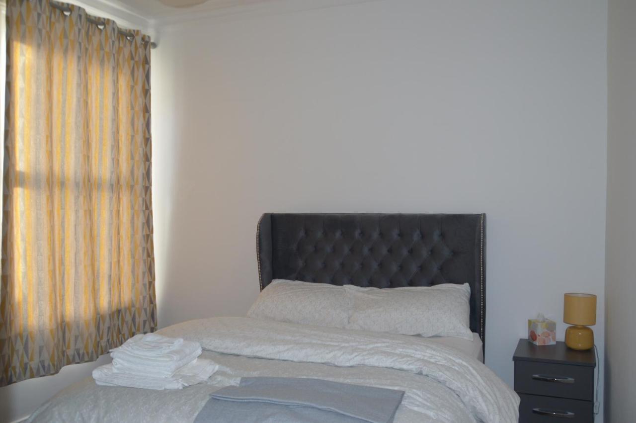 Two Bedroom Apartment In Лондон Екстер'єр фото