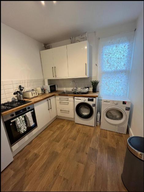 Two Bedroom Apartment In Лондон Екстер'єр фото
