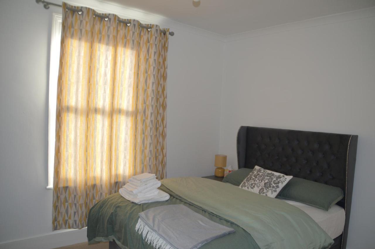 Two Bedroom Apartment In Лондон Екстер'єр фото